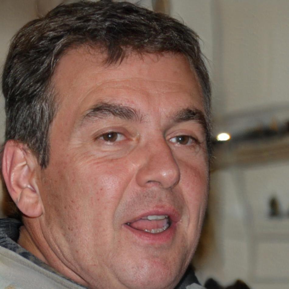 Portrait de Marc Dubois, expert financier certifié